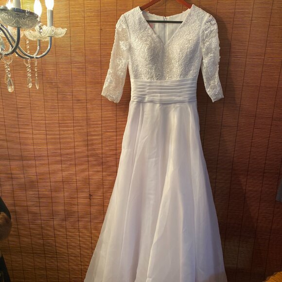 JJ's House Dresses & Skirts - NWT JJ's House White Wedding Dress with Train Size 0